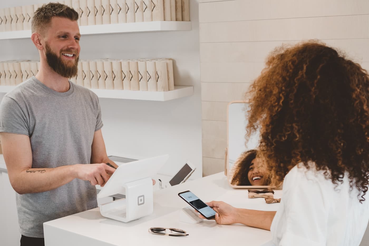 Dueño de comercio atendiendo a un cliente en su local